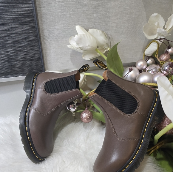 Dr Martens  2976 Yellow Stitch Artimus Chelsea womens Boots Khaki New - Picture 4 of 5